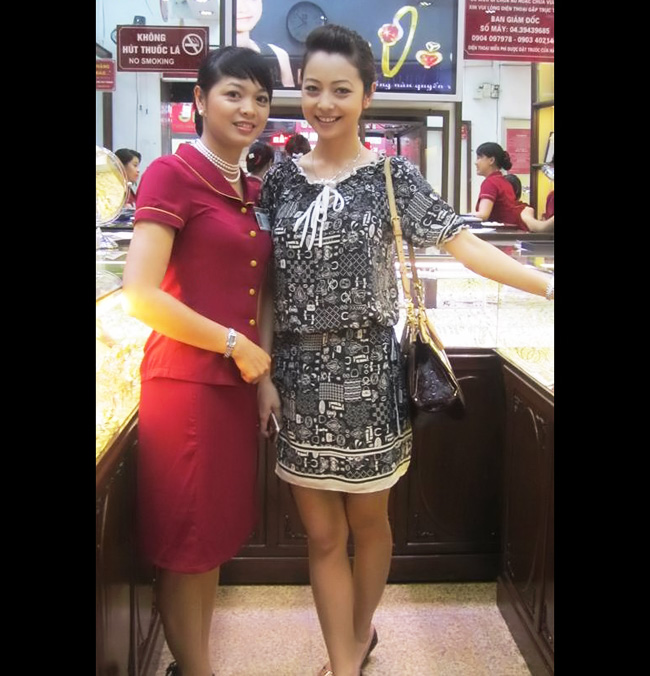 Tháng 8/2011, cô xuất hiện tại một cửa hàng trang sức có tiếng trên đường Trần Nhân Tông, Hà Nội.